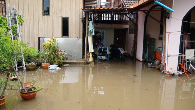 น้ำโขงเริ่มลดแต่เทศบาลยังท่วมขัง