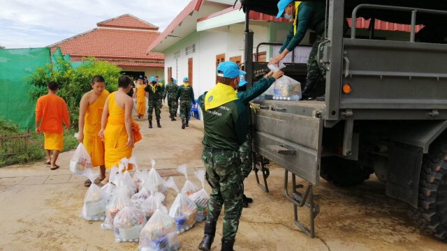 ธารน้ำใจ!วิทยาลัยสงฆ์บรรจุข้าวสาร-อาหารแห้งช่วยชาวสุโขทัย