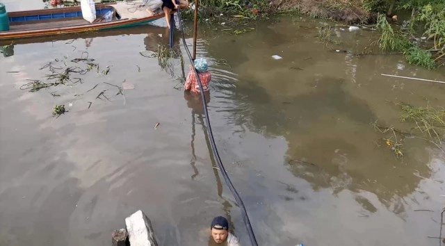 ดูแข่งเรือหางยาว แน่นจนสะพานหัก