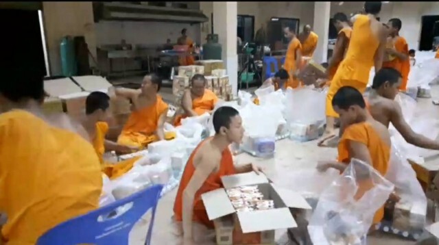 ธารน้ำใจ!วิทยาลัยสงฆ์บรรจุข้าวสาร-อาหารแห้งช่วยชาวสุโขทัย