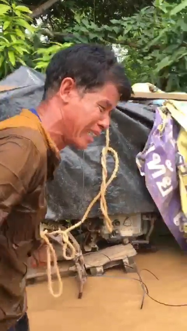 พ่อร่ำไห้หนัก ลูกเข้าพยุงปลอบ หลังน้ำพัดบ้านพังที่สุโขทัยต่อหน้าต่อตา