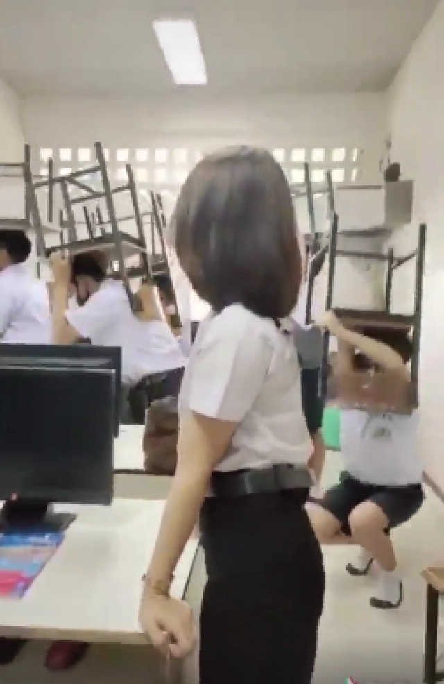 โซเชียลจวก "ครูฝึกสอน" สั่งทำโทษนร. แบกเก้าอี้ลุก-นั่ง อัปคลิปลง TikTok