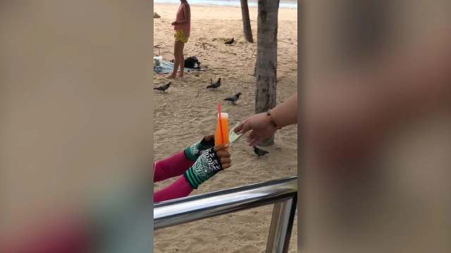 ลุงขายน้ำส้มหาดพัทยาแหวกแนวไม่เหมือนใคร ลูกค้าลั่นใครเห็นต้องชื่นชม