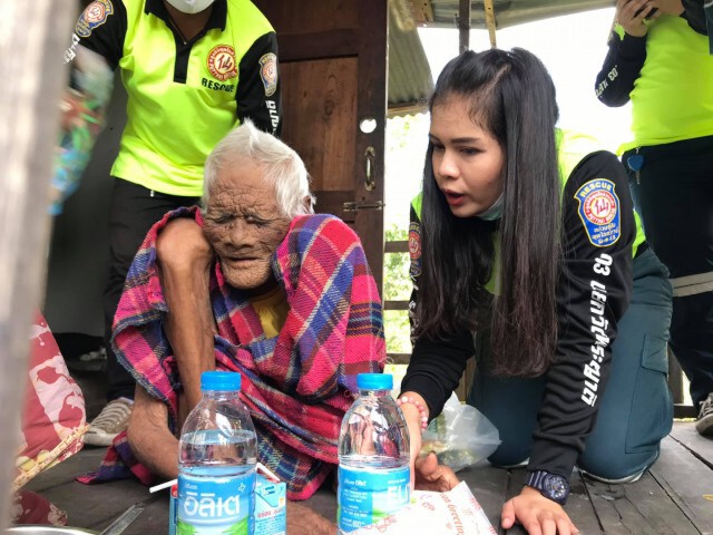 คุณยายวัย 103 ปี อยู่กับลูกเป็นออทิสติก สุดน่าสงสารเห็นแล้วบีบหัวใจ