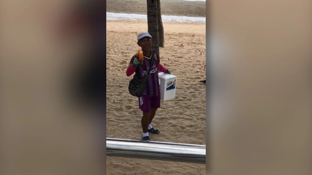 ลุงขายน้ำส้มหาดพัทยาแหวกแนวไม่เหมือนใคร ลูกค้าลั่นใครเห็นต้องชื่นชม