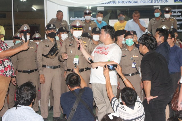 กลุ่มนศ.-ประชาชน บุกโรงพักแห่ให้กำลังใจไมค์ แกนนำปราศรัยฯ