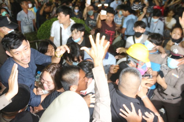กลุ่มนศ.-ประชาชน บุกโรงพักแห่ให้กำลังใจไมค์ แกนนำปราศรัยฯ
