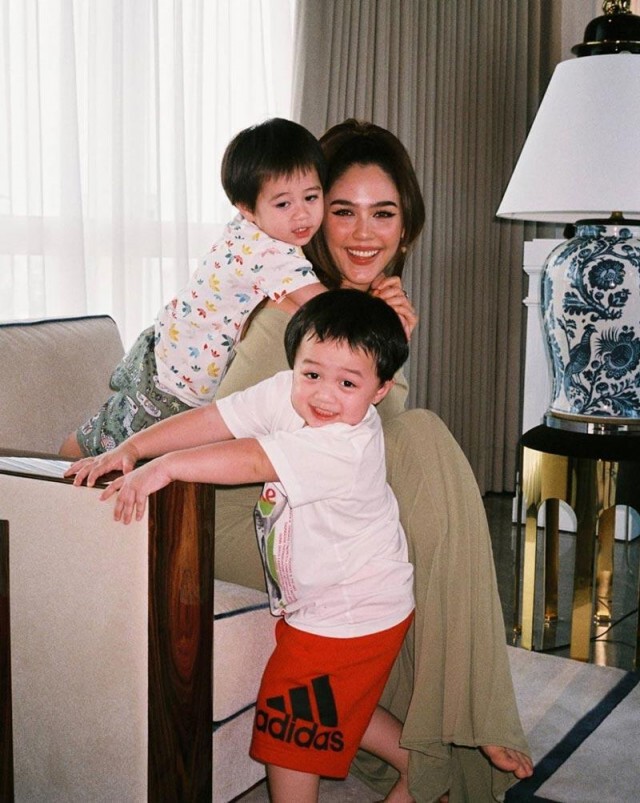 "ชมพู่ อารยา" โดนชาวเน็ตติง!! วอนหยุดพาลูกเข้ารายการ 3 แซ่บ