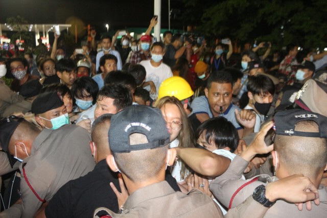 กลุ่มนศ.-ประชาชน บุกโรงพักแห่ให้กำลังใจไมค์ แกนนำปราศรัยฯ