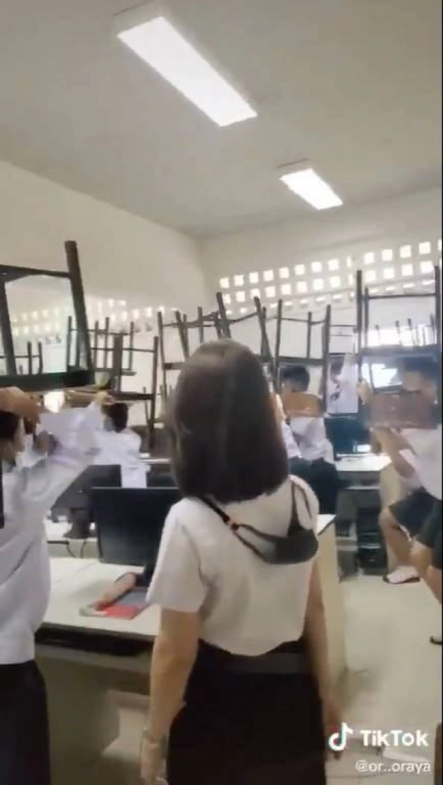 โซเชียลจวก "ครูฝึกสอน" สั่งทำโทษนร. แบกเก้าอี้ลุก-นั่ง อัปคลิปลง TikTok