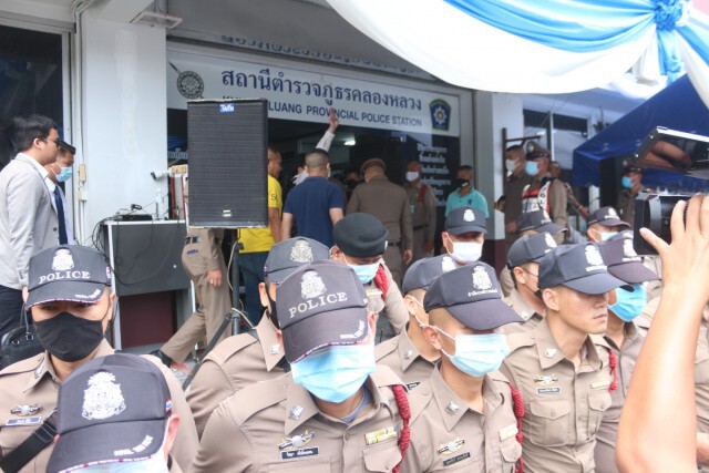 คุมทนายอานนท์-ไมค์ ส่งศาลลุ้นประกัน