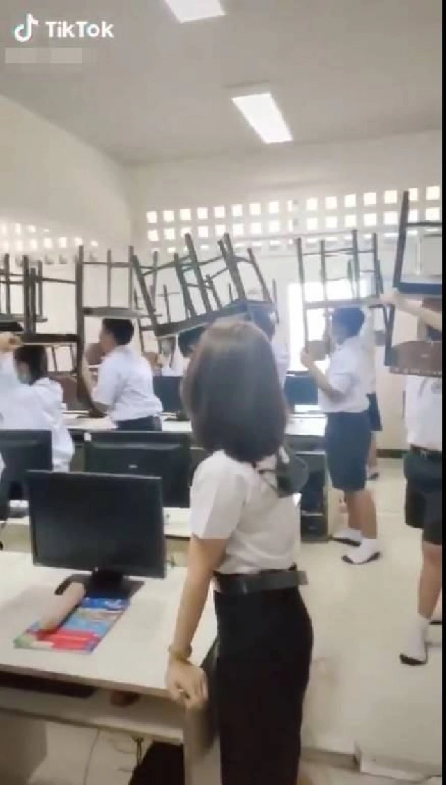โซเชียลจวก "ครูฝึกสอน" สั่งทำโทษนร. แบกเก้าอี้ลุก-นั่ง อัปคลิปลง TikTok