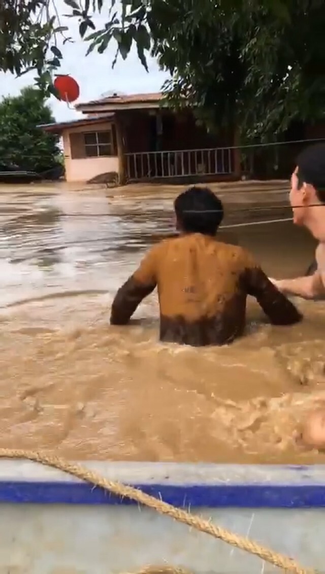 พ่อร่ำไห้หนัก ลูกเข้าพยุงปลอบ หลังน้ำพัดบ้านพังที่สุโขทัยต่อหน้าต่อตา