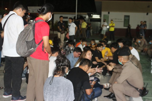 กลุ่มนศ.-ประชาชน บุกโรงพักแห่ให้กำลังใจไมค์ แกนนำปราศรัยฯ