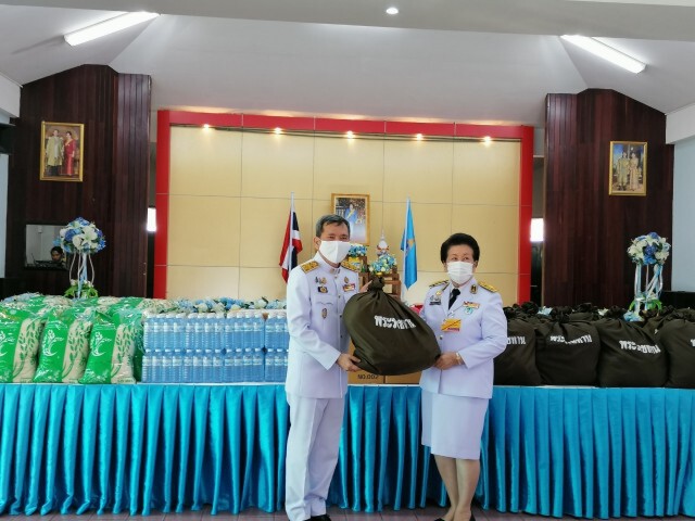 ในหลวง-ราชินี ทรงห่วงใยผู้พิการ ผู้ทุพพลภาพ และเจ้าหน้าที่