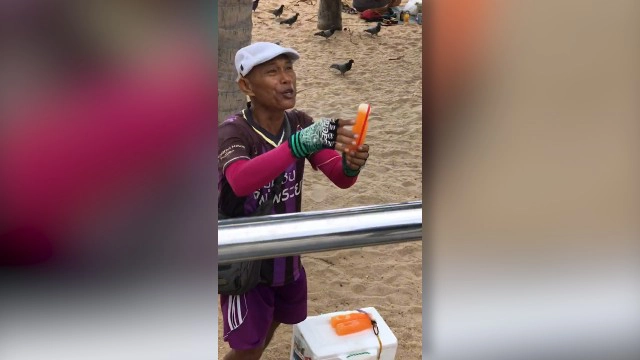 ลุงขายน้ำส้มหาดพัทยาแหวกแนวไม่เหมือนใคร ลูกค้าลั่นใครเห็นต้องชื่นชม