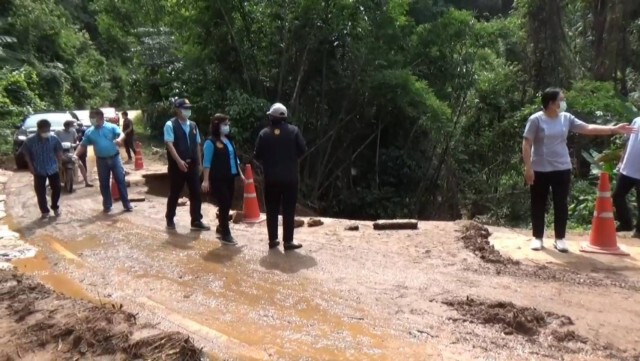 ผู้ว่าฯแพร่ ตรวจเส้นทางดินสไลด์