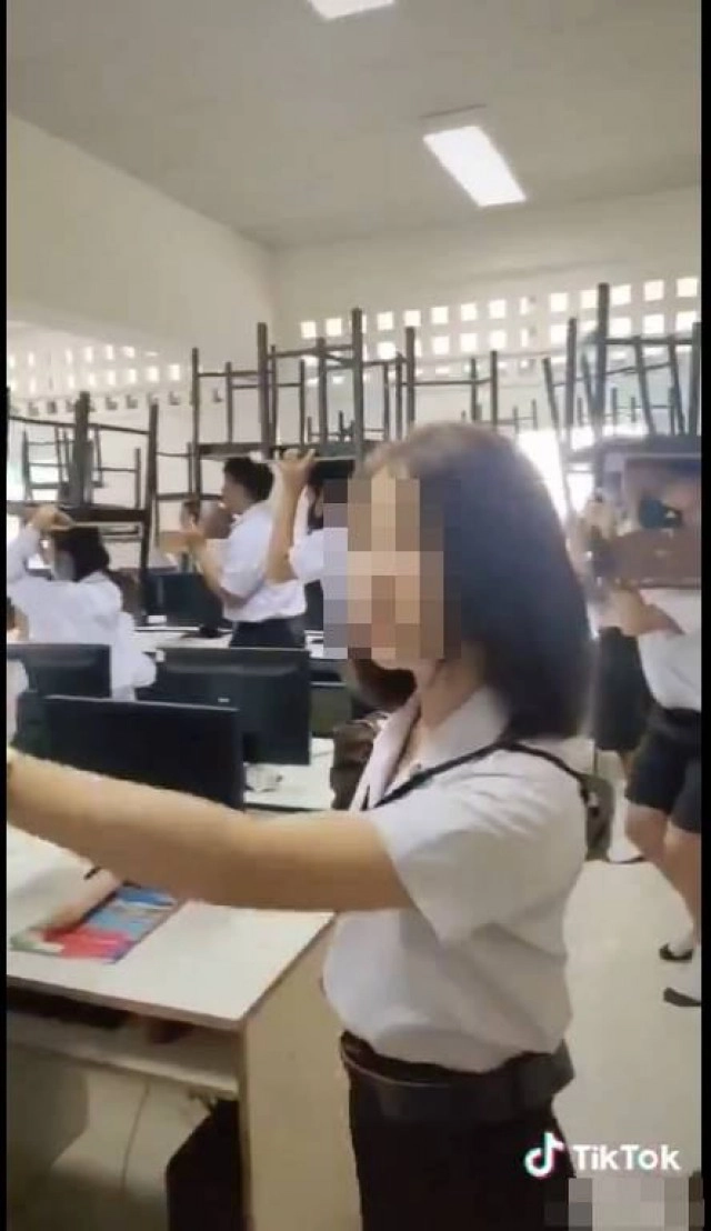 โซเชียลจวก "ครูฝึกสอน" สั่งทำโทษนร. แบกเก้าอี้ลุก-นั่ง อัปคลิปลง TikTok
