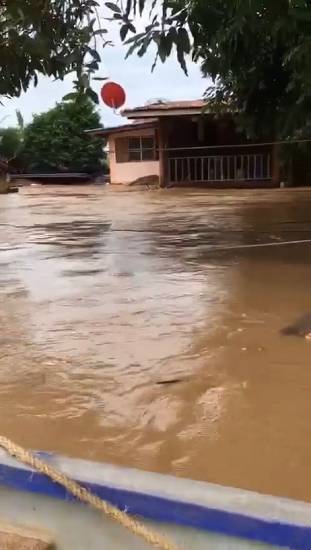 พ่อร่ำไห้หนัก ลูกเข้าพยุงปลอบ หลังน้ำพัดบ้านพังที่สุโขทัยต่อหน้าต่อตา