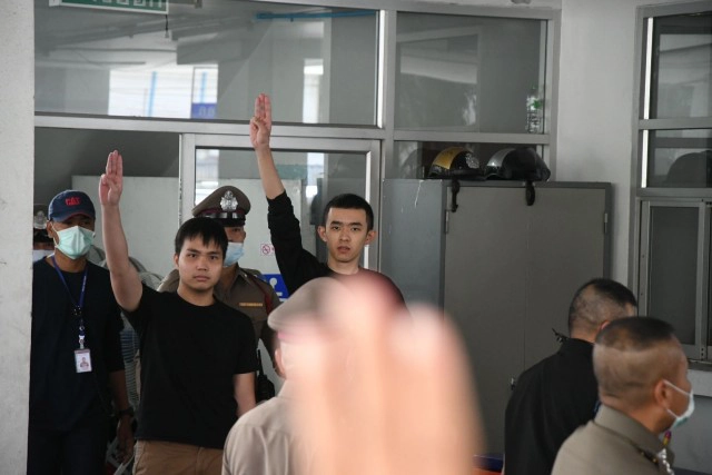 คุม 'ฟอร์ด - เจมส์' ฝากขังศาลอาญา ค้านประกัน