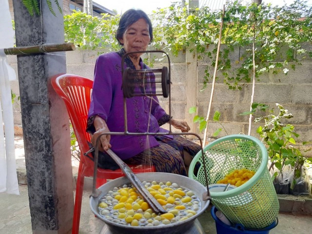 เปิดโครงการ "หมู่บ้านทำมาค้าขาย" ชูผ้าไหมยกระดับเพิ่มมูลค่า