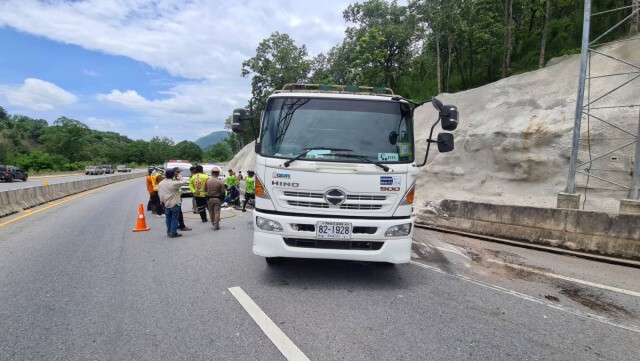กระบะพุ่งเสยท้ายรถบรรทุก 6 ล้อดับ2เจ็บ1