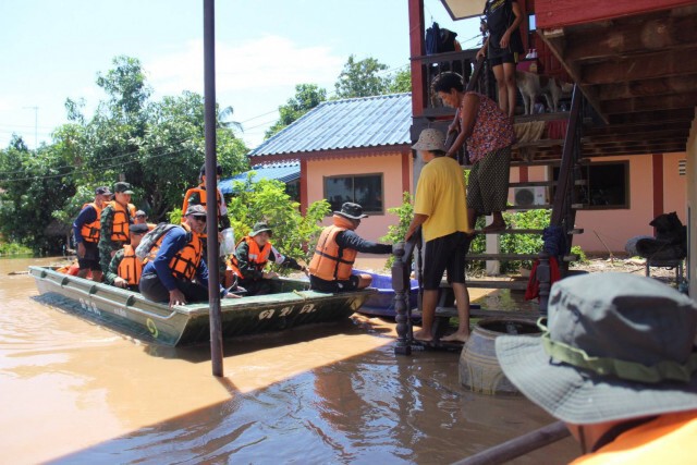 หมอทหารลุยน้ำตรวจสุขภาพผู้ประสบภัยน้ำท่วมสูง
