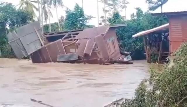 นาทีน้ำเชี่ยวซัดบ้านพังทั้งหลังต่อหน้าต่อตา เจ้าของบ้านเศร้าได้แต่ยืนมอง