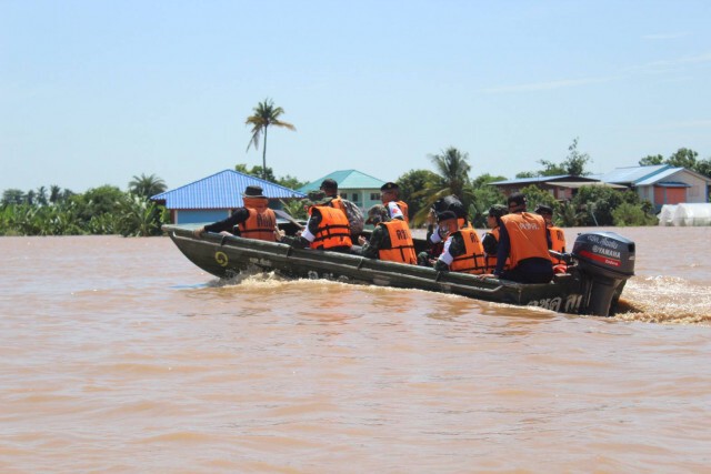 หมอทหารลุยน้ำตรวจสุขภาพผู้ประสบภัยน้ำท่วมสูง
