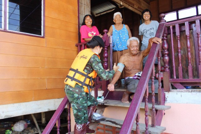 หมอทหารลุยน้ำตรวจสุขภาพผู้ประสบภัยน้ำท่วมสูง