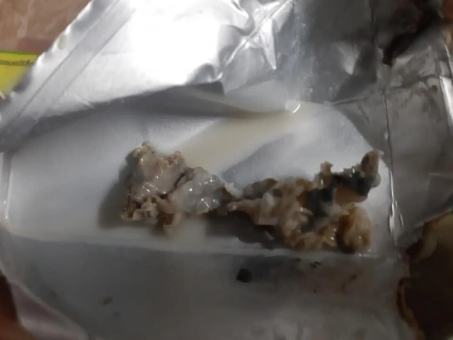 ผู้บริโภค ดื่มนมเปรี้ยวยี่ห้อดัง เปิดกล่องมาแทบอ้วกเจอสิ่งแปลกปลอมอยู่ข้างใน