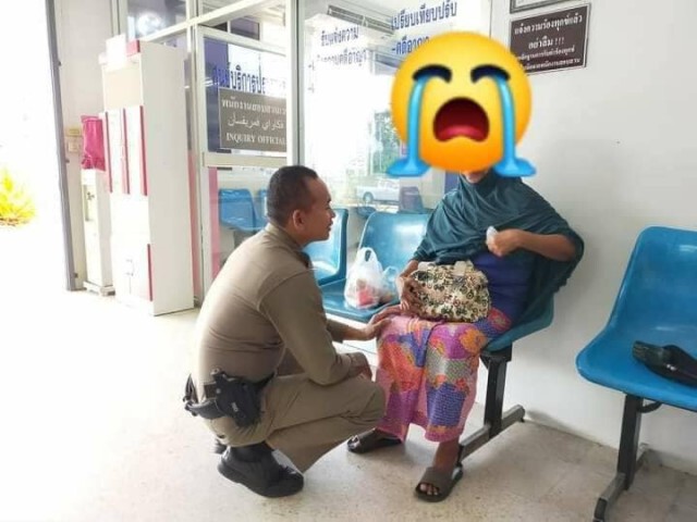 แม่ชราหิ้วข้าวเยี่ยมลูกบนโรงพัก ถูกลูกตะคอกใส่ นั่งร้องไห้จนตร.เข้าปลอบ