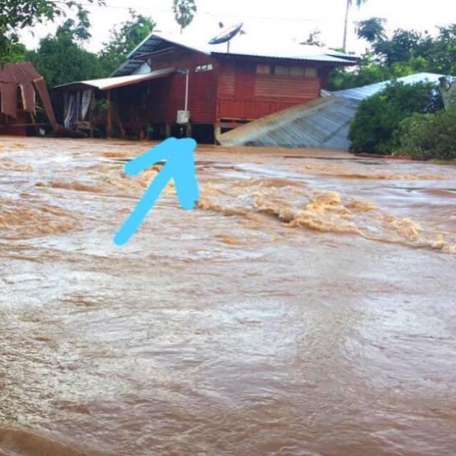 นาทีน้ำเชี่ยวซัดบ้านพังทั้งหลังต่อหน้าต่อตา เจ้าของบ้านเศร้าได้แต่ยืนมอง