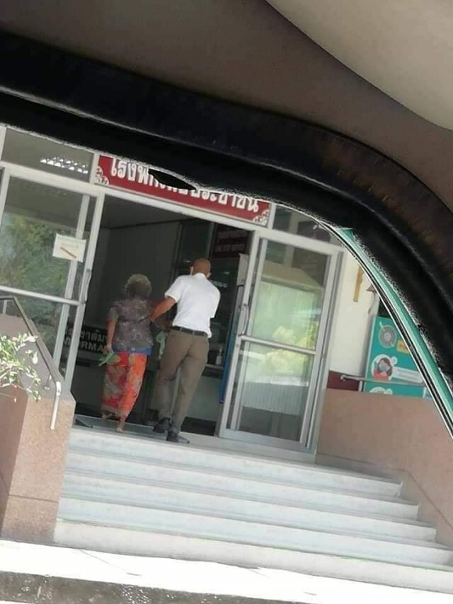 ตร.เข้าประชิดตัวยาย คดีพลิกหน้าโรงพักเคลียตรงบันไดสุดประทับใจ