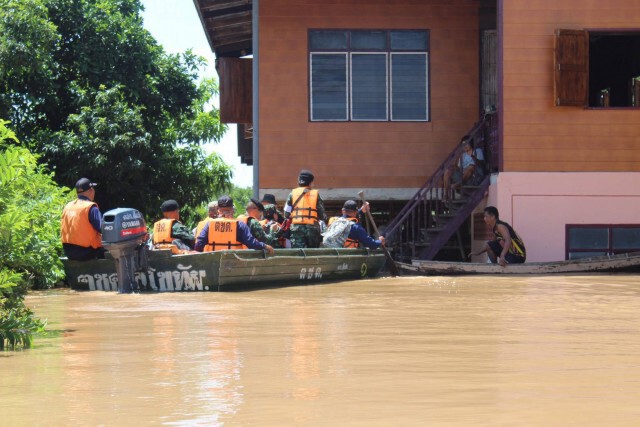หมอทหารลุยน้ำตรวจสุขภาพผู้ประสบภัยน้ำท่วมสูง