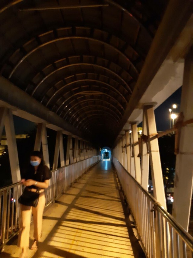 ร้องเรียน!! สะพานลอยในเขตหลักสี่ ไม่มีไฟส่องสว่าง หวั่นมิจฉาชีพก่อเหตุปล้นชิงทรัพย์