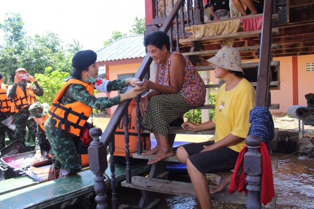 หมอทหารลุยน้ำตรวจสุขภาพผู้ประสบภัยน้ำท่วมสูง