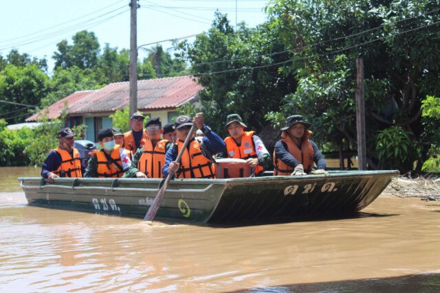 หมอทหารลุยน้ำตรวจสุขภาพผู้ประสบภัยน้ำท่วมสูง