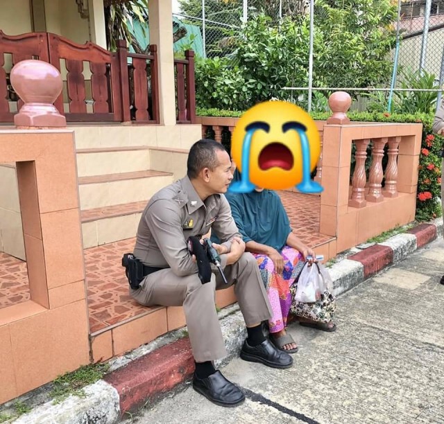 แม่ชราหิ้วข้าวเยี่ยมลูกบนโรงพัก ถูกลูกตะคอกใส่ นั่งร้องไห้จนตร.เข้าปลอบ