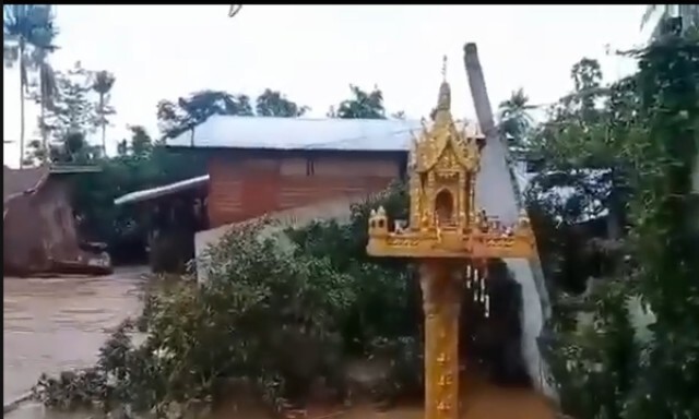 นาทีน้ำเชี่ยวซัดบ้านพังทั้งหลังต่อหน้าต่อตา เจ้าของบ้านเศร้าได้แต่ยืนมอง