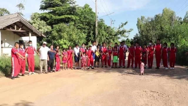 "ซ่อมเองใช้เองนักเลงพอ" ครูพานักเรียนซ่อมถนนกว่า 200 หลุม!