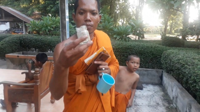 หลอกพระเป็นหมอฟันเอากาวอุดได้เงินรีบหนีแจ้งตำรวจก็เงียบ