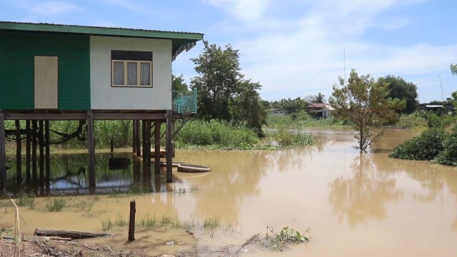 "น้ำยม"เอ่อล้นท่วมบ้าน-เตรียมเรือไว้สัญจร
