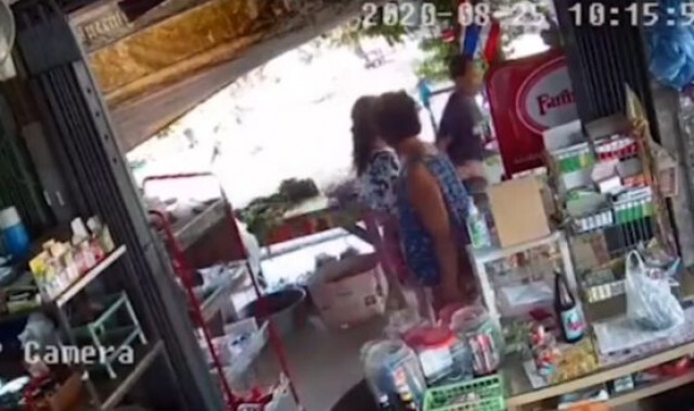 คุณป้าฮีโร่ ช่วยสาวรอดคมมีดอีโต้วิ่งหลบร้านของชำ