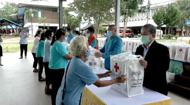 มอบถุง"ชุดธารน้ำใจ"ช่วยผู้ประสบภัยน้ำท่วมน่าน