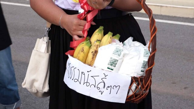 กลุ่มพอกันทีฝากกระเช้ามอบ พล.อ.ประวิตร