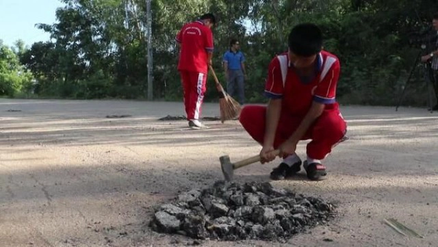 "ซ่อมเองใช้เองนักเลงพอ" ครูพานักเรียนซ่อมถนนกว่า 200 หลุม!
