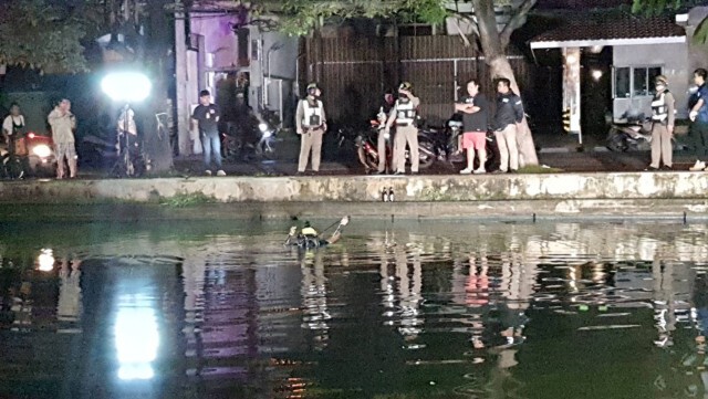 เก๋งเสียหลักพุ่งตกคูเมือง-รอดตายปาฏิหาริย์