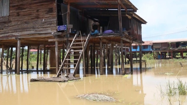 "น้ำยม"เอ่อล้นท่วมบ้าน-เตรียมเรือไว้สัญจร