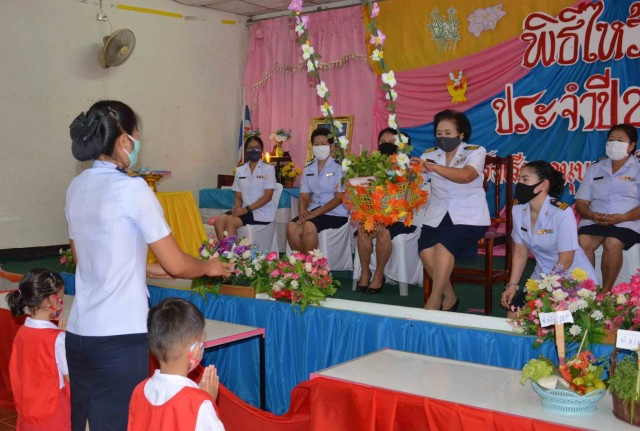 นักเรียนนำพืชผักใส่พานโล้ชิงช้าไหว้ครูแบบนิวนอร์มอล